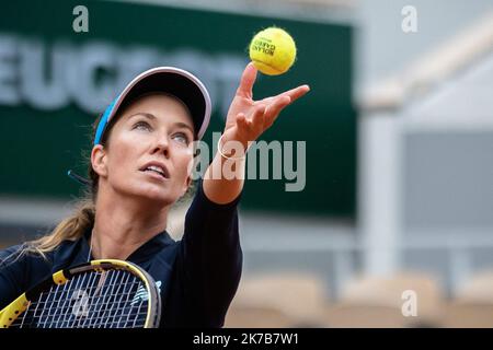 Aurelien Morissard / IP3; Danielle COLLINS (USA) ist während ihres Spiels gegen Ons JABEUR (tun) auf dem Philippe Chatrier-Platz bei der Runde 16 des French Open-Tennisturniers in Roland Garros in Paris, Frankreich, am 6.. Oktober 2020. Stockfoto