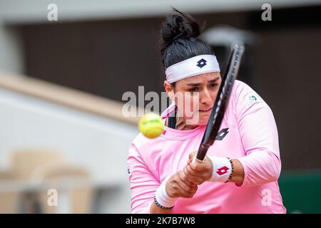 Aurelien Morissard / IP3; Ons JABEUR (tun) spielt eine Vorhand während ihres Spiels gegen Danielle COLLINS (USA) auf dem Philippe Chatrier Platz bei der Runde der 16 des French Open Tennisturniers in Roland Garros in Paris, Frankreich, am 6.. Oktober 2020. Stockfoto