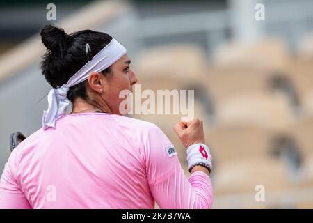 Aurelien Morissard / IP3; Ons JABEUR (tun) reagiert während ihres Spiels gegen Danielle COLLINS (USA) auf dem Philippe Chatrier-Platz auf die Runde 16 des French Open-Tennisturniers bei Roland Garros in Paris, Frankreich, am 6.. Oktober 2020. Stockfoto