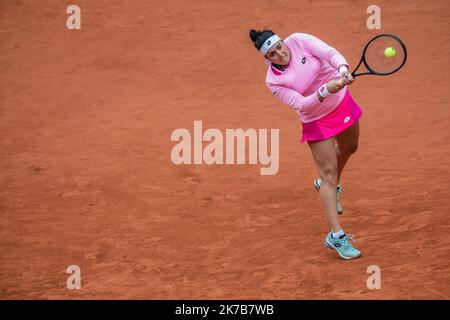 Aurelien Morissard / IP3; Ons JABEUR (tun) spielt eine Rückhand während ihres Spiels gegen Danielle COLLINS (USA) auf dem Philippe Chatrier Platz bei der Runde der 16 des French Open Tennisturniers in Roland Garros in Paris, Frankreich, am 6.. Oktober 2020. Stockfoto