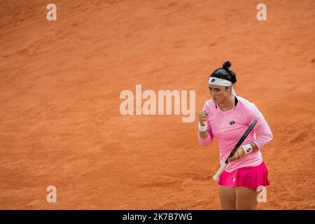 Aurelien Morissard / IP3; Ons JABEUR (tun) reagiert während ihres Spiels gegen Danielle COLLINS (USA) auf dem Philippe Chatrier-Platz auf die Runde 16 des French Open-Tennisturniers bei Roland Garros in Paris, Frankreich, am 6.. Oktober 2020. Stockfoto