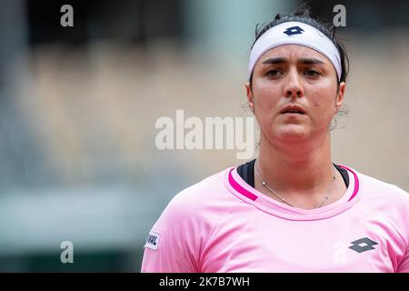 Aurelien Morissard / IP3; Ons JABEUR (tun) während ihres Spiels gegen Danielle COLLINS (USA) auf dem Philippe-Chatrier-Platz bei der Runde der 16 des French Open-Tennisturniers in Roland Garros in Paris, Frankreich, am 6.. Oktober 2020. Stockfoto