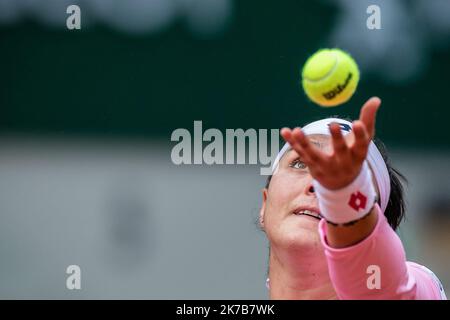 Aurelien Morissard / IP3; Ons JABEUR (tun) dient während ihres Spiels gegen Danielle COLLINS (USA) auf dem Philippe Chatrier-Platz bei der Runde der 16 des French Open-Tennisturniers in Roland Garros in Paris, Frankreich, am 6.. Oktober 2020. Stockfoto