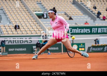 Aurelien Morissard / IP3; Ons JABEUR (tun) während ihres Spiels gegen Danielle COLLINS (USA) auf dem Philippe-Chatrier-Platz bei der Runde der 16 des French Open-Tennisturniers in Roland Garros in Paris, Frankreich, am 6.. Oktober 2020. Stockfoto