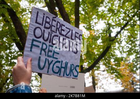 ©Nicolas Landemard / Le Pictorium/MAXPPP - Nicolas Landemard / Le Pictorium - 02/10/2020 - Belgique / Bruxelles - Environ 800 personnes etaient rassemblees pour la Manifestation en soutien au peuple Ouighours devant l'amabassade de Chine a Bruxelles a l'appel de l'Association des Ouighours de Belgique. Assemblement pacifique ou l'on a pu voir beaucoup de jeunes. / 02/10/2020 - Belgien / Brüssel - rund 800 Menschen versammelten sich vor der chinesischen Botschaft in Brüssel zur Demonstration zur Unterstützung des uigurischen Volkes beim Appell der Vereinigung der Uiguren von Belgien. Friedliche Zusammenkunft Stockfoto