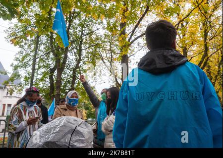 ©Nicolas Landemard / Le Pictorium/MAXPPP - Nicolas Landemard / Le Pictorium - 02/10/2020 - Belgique / Bruxelles - Environ 800 personnes etaient rassemblees pour la Manifestation en soutien au peuple Ouighours devant l'amabassade de Chine a Bruxelles a l'appel de l'Association des Ouighours de Belgique. Assemblement pacifique ou l'on a pu voir beaucoup de jeunes. / 02/10/2020 - Belgien / Brüssel - rund 800 Menschen versammelten sich vor der chinesischen Botschaft in Brüssel zur Demonstration zur Unterstützung des uigurischen Volkes beim Appell der Vereinigung der Uiguren von Belgien. Friedliche Zusammenkunft Stockfoto