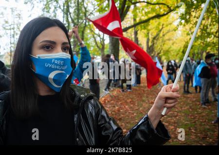 ©Nicolas Landemard / Le Pictorium/MAXPPP - Nicolas Landemard / Le Pictorium - 02/10/2020 - Belgique / Bruxelles - Environ 800 personnes etaient rassemblees pour la Manifestation en soutien au peuple Ouighours devant l'amabassade de Chine a Bruxelles a l'appel de l'Association des Ouighours de Belgique. Assemblement pacifique ou l'on a pu voir beaucoup de jeunes. / 02/10/2020 - Belgien / Brüssel - rund 800 Menschen versammelten sich vor der chinesischen Botschaft in Brüssel zur Demonstration zur Unterstützung des uigurischen Volkes beim Appell der Vereinigung der Uiguren von Belgien. Friedliche Zusammenkunft Stockfoto