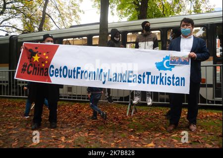 ©Nicolas Landemard / Le Pictorium/MAXPPP - Nicolas Landemard / Le Pictorium - 02/10/2020 - Belgique / Bruxelles - Environ 800 personnes etaient rassemblees pour la Manifestation en soutien au peuple Ouighours devant l'amabassade de Chine a Bruxelles a l'appel de l'Association des Ouighours de Belgique. Assemblement pacifique ou l'on a pu voir beaucoup de jeunes. / 02/10/2020 - Belgien / Brüssel - rund 800 Menschen versammelten sich vor der chinesischen Botschaft in Brüssel zur Demonstration zur Unterstützung des uigurischen Volkes beim Appell der Vereinigung der Uiguren von Belgien. Friedliche Zusammenkunft Stockfoto
