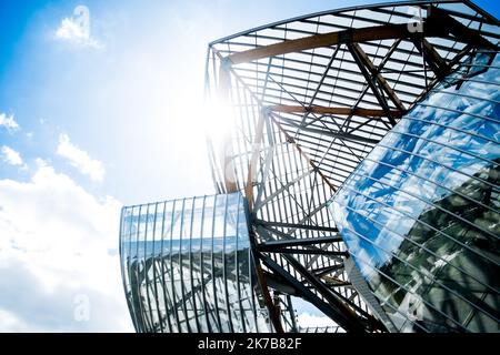 ©Michael Bunel / Le Pictorium/MAXPPP - Michael Bunel / Le Pictorium - 17/08/2018 - Frankreich / Ile-de-France / Paris - Illustration du Batiment de la fondation Louis Vuitton. Cree en Octobre 2006 par le groupe LVMH, elle a pour objectif de promouvoir l'Art et la culture. Le batiment, concu par l'architecte Frank Gehry, est situe au Jardin d'Acclimatation, dans le bois de Boulogne a Paris. 17 Aout 2018. Paris. Frankreich. / 17/08/2018 - Frankreich / Ile-de-France (Region) / Paris - Illustration des Stiftungsgebäudes von Louis Vuitton. Im Oktober 2006 von der LVMH-Gruppe gegründet, zielt sie auf die Förderung von Kunst und Stockfoto