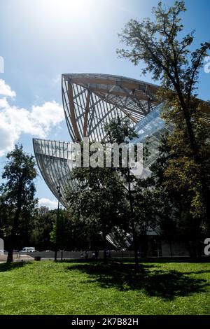 ©Michael Bunel / Le Pictorium/MAXPPP - Michael Bunel / Le Pictorium - 17/08/2018 - Frankreich / Ile-de-France / Paris - Illustration du Batiment de la fondation Louis Vuitton. Cree en Octobre 2006 par le groupe LVMH, elle a pour objectif de promouvoir l'Art et la culture. Le batiment, concu par l'architecte Frank Gehry, est situe au Jardin d'Acclimatation, dans le bois de Boulogne a Paris. 17 Aout 2018. Paris. Frankreich. / 17/08/2018 - Frankreich / Ile-de-France (Region) / Paris - Illustration des Stiftungsgebäudes von Louis Vuitton. Im Oktober 2006 von der LVMH-Gruppe gegründet, zielt sie auf die Förderung von Kunst und Stockfoto