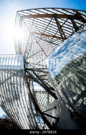 ©Michael Bunel / Le Pictorium/MAXPPP - Michael Bunel / Le Pictorium - 17/08/2018 - Frankreich / Ile-de-France / Paris - Illustration du Batiment de la fondation Louis Vuitton. Cree en Octobre 2006 par le groupe LVMH, elle a pour objectif de promouvoir l'Art et la culture. Le batiment, concu par l'architecte Frank Gehry, est situe au Jardin d'Acclimatation, dans le bois de Boulogne a Paris. 17 Aout 2018. Paris. Frankreich. / 17/08/2018 - Frankreich / Ile-de-France (Region) / Paris - Illustration des Stiftungsgebäudes von Louis Vuitton. Im Oktober 2006 von der LVMH-Gruppe gegründet, zielt sie auf die Förderung von Kunst und Stockfoto