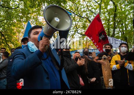 ©Nicolas Landemard / Le Pictorium/MAXPPP - Nicolas Landemard / Le Pictorium - 02/10/2020 - Belgique / Bruxelles - Environ 800 personnes etaient rassemblees pour la Manifestation en soutien au peuple Ouighours devant l'amabassade de Chine a Bruxelles a l'appel de l'Association des Ouighours de Belgique. Assemblement pacifique ou l'on a pu voir beaucoup de jeunes. / 02/10/2020 - Belgien / Brüssel - rund 800 Menschen versammelten sich vor der chinesischen Botschaft in Brüssel zur Demonstration zur Unterstützung des uigurischen Volkes beim Appell der Vereinigung der Uiguren von Belgien. Friedliche Zusammenkunft Stockfoto