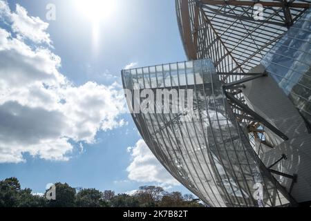 ©Michael Bunel / Le Pictorium/MAXPPP - Michael Bunel / Le Pictorium - 17/08/2018 - Frankreich / Ile-de-France / Paris - Illustration du Batiment de la fondation Louis Vuitton. Cree en Octobre 2006 par le groupe LVMH, elle a pour objectif de promouvoir l'Art et la culture. Le batiment, concu par l'architecte Frank Gehry, est situe au Jardin d'Acclimatation, dans le bois de Boulogne a Paris. 17 Aout 2018. Paris. Frankreich. / 17/08/2018 - Frankreich / Ile-de-France (Region) / Paris - Illustration des Stiftungsgebäudes von Louis Vuitton. Im Oktober 2006 von der LVMH-Gruppe gegründet, zielt sie auf die Förderung von Kunst und Stockfoto