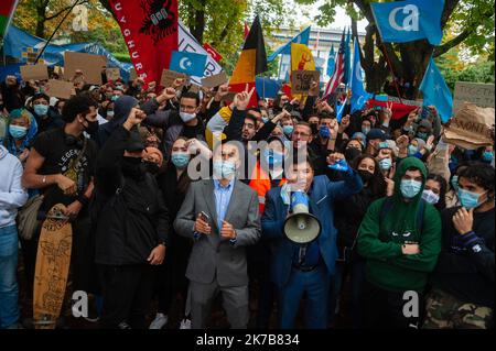 ©Nicolas Landemard / Le Pictorium/MAXPPP - Nicolas Landemard / Le Pictorium - 02/10/2020 - Belgique / Bruxelles - Environ 800 personnes etaient rassemblees pour la Manifestation en soutien au peuple Ouighours devant l'amabassade de Chine a Bruxelles a l'appel de l'Association des Ouighours de Belgique. Assemblement pacifique ou l'on a pu voir beaucoup de jeunes. / 02/10/2020 - Belgien / Brüssel - rund 800 Menschen versammelten sich vor der chinesischen Botschaft in Brüssel zur Demonstration zur Unterstützung des uigurischen Volkes beim Appell der Vereinigung der Uiguren von Belgien. Friedliche Zusammenkunft Stockfoto
