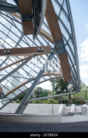 ©Michael Bunel / Le Pictorium/MAXPPP - Michael Bunel / Le Pictorium - 17/08/2018 - Frankreich / Ile-de-France / Paris - Illustration du Batiment de la fondation Louis Vuitton. Cree en Octobre 2006 par le groupe LVMH, elle a pour objectif de promouvoir l'Art et la culture. Le batiment, concu par l'architecte Frank Gehry, est situe au Jardin d'Acclimatation, dans le bois de Boulogne a Paris. 17 Aout 2018. Paris. Frankreich. / 17/08/2018 - Frankreich / Ile-de-France (Region) / Paris - Illustration des Stiftungsgebäudes von Louis Vuitton. Im Oktober 2006 von der LVMH-Gruppe gegründet, zielt sie auf die Förderung von Kunst und Stockfoto