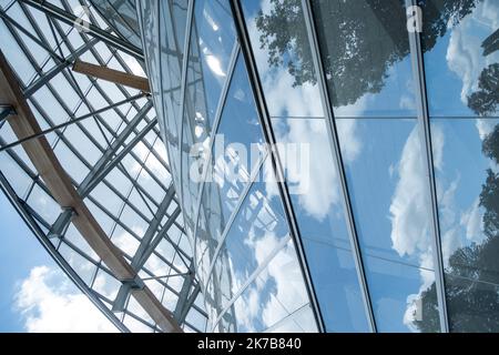 ©Michael Bunel / Le Pictorium/MAXPPP - Michael Bunel / Le Pictorium - 17/08/2018 - Frankreich / Ile-de-France / Paris - Illustration du Batiment de la fondation Louis Vuitton. Cree en Octobre 2006 par le groupe LVMH, elle a pour objectif de promouvoir l'Art et la culture. Le batiment, concu par l'architecte Frank Gehry, est situe au Jardin d'Acclimatation, dans le bois de Boulogne a Paris. 17 Aout 2018. Paris. Frankreich. / 17/08/2018 - Frankreich / Ile-de-France (Region) / Paris - Illustration des Stiftungsgebäudes von Louis Vuitton. Im Oktober 2006 von der LVMH-Gruppe gegründet, zielt sie auf die Förderung von Kunst und Stockfoto