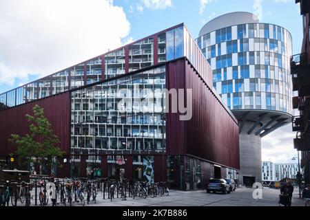 Kopenhagen, Dänemark - September 2022: Moderne Fassade des Big Bio Nordhavn Cinema Building, entworfen von Arkitema, und Portland Towers am Nordhavn Hafen Stockfoto