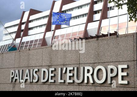 ©PHOTOPQR/L'ALSACE/Jean-Marc LOOS ; Strasbourg ; 06/10/2020 ; Le drapeau européen flotte devant le Palais de l'Europe à Strasbourg. - Der Palais de l'Europe (Europalast) in Straßburg, Frankreich, Oktober 6 2020 Stockfoto