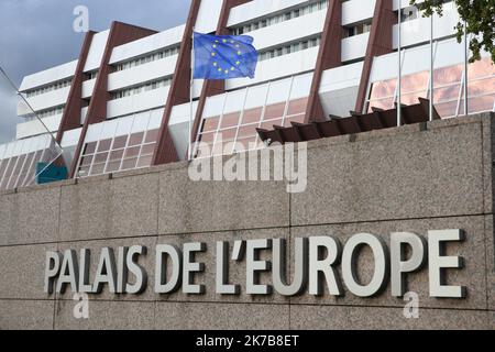 ©PHOTOPQR/L'ALSACE/Jean-Marc LOOS ; Strasbourg ; 06/10/2020 ; Le drapeau européen flotte devant le Palais de l'Europe à Strasbourg. - Der Palais de l'Europe (Europalast) in Straßburg, Frankreich, Oktober 6 2020 Stockfoto