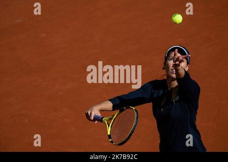 Aurelien Morissard / IP3; Danielle COLLINS (USA) ist während ihres Spiels gegen Sofia KENIN (USA) auf dem Philippe Chatrier-Platz im Viertelfinale des French Open-Tennisturniers bei Roland Garros in Paris, Frankreich, am 7.. Oktober 2020. Stockfoto