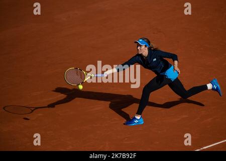 Aurelien Morissard / IP3; Danielle COLLINS (USA) kehrt während ihres Spiels gegen Sofia KENIN (USA) auf dem Philippe Chatrier-Platz im Viertelfinale des French Open-Tennisturniers bei Roland Garros in Paris, Frankreich, am 7.. Oktober 2020 zurück. Stockfoto