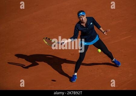 Aurelien Morissard / IP3; Danielle COLLINS (USA) kehrt während ihres Spiels gegen Sofia KENIN (USA) auf dem Philippe Chatrier-Platz im Viertelfinale des French Open-Tennisturniers bei Roland Garros in Paris, Frankreich, am 7.. Oktober 2020 zurück. Stockfoto