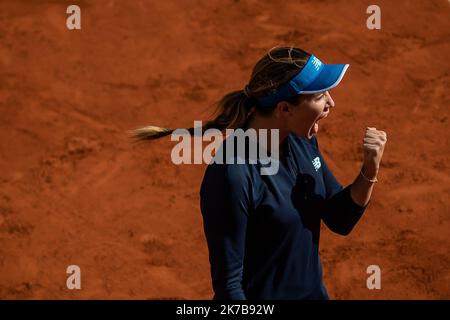 Aurelien Morissard / IP3; Danielle COLLINS (USA) reagiert während ihres Spiels gegen Sofia KENIN (USA) auf dem Philippe-Chatrier-Platz im Viertelfinale des French Open-Tennisturniers bei Roland Garros in Paris, Frankreich, am 7.. Oktober 2020. Stockfoto