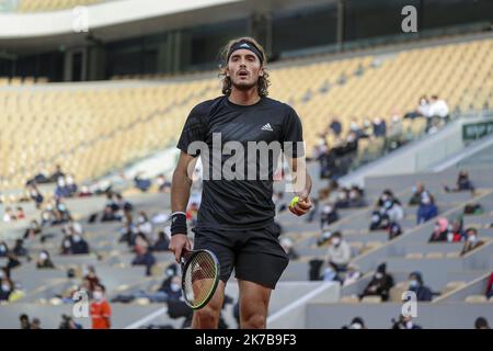 ©Sebastien Muylaert/MAXPPP - Stefanos Tsitsipas aus Griechenland reagiert während seines Viertelfinalspiels der Männer gegen Andrey Rublev aus Russland am 11. Tag der French Open 2020 bei Roland Garros in Paris, Frankreich. 07.10.2020 Stockfoto