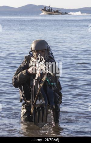 ©PHOTOPQR/LA PROVENCE/SPEICH HYERES Exercice amphibie de l'OTAN Dynamic Mariner 20 au large des cotes du Var Le Port Helicopteres Amphibie (PHA) Mistral a appareille de Toulon le 27 septembre 2020 pour conduire, Avec son Elat-major Embarque les maneuvents de Dynamic Mariner 20 qui mobilize une Force maritime composee de 31 batiments de surface, 37 aeronefs et environon 5 000 militaires oeuvrant sous le pavillon d'une dizaine de Pays membres de l'OTAN Pendant 13 jours. La France y participe avec ses trois armeees (Terre, Air, Marine) et une composante des Forces speciales. Demonstration de l'assa Stockfoto