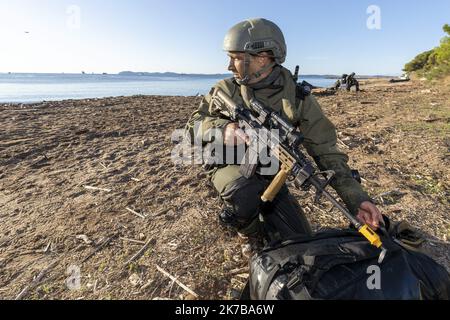 ©PHOTOPQR/LA PROVENCE/SPEICH HYERES Exercice amphibie de l'OTAN Dynamic Mariner 20 au large des cotes du Var Le Port Helicopteres Amphibie (PHA) Mistral a appareille de Toulon le 27 septembre 2020 pour conduire, Avec son Elat-major Embarque les maneuvents de Dynamic Mariner 20 qui mobilize une Force maritime composee de 31 batiments de surface, 37 aeronefs et environon 5 000 militaires oeuvrant sous le pavillon d'une dizaine de Pays membres de l'OTAN Pendant 13 jours. La France y participe avec ses trois armeees (Terre, Air, Marine) et une composante des Forces speciales. Demonstration de l'assa Stockfoto