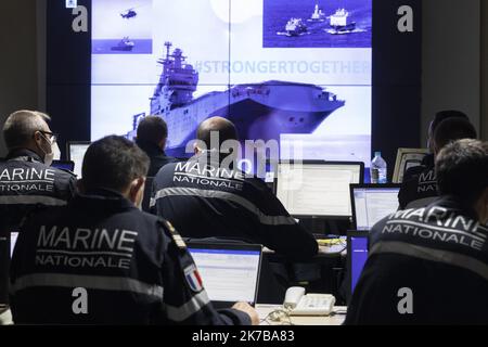 ©PHOTOPQR/LA PROVENCE/SPEICH HYERES Exercice amphibie de l'OTAN Dynamic Mariner 20 au large des cotes du Var Le Port Helicopteres Amphibie (PHA) Mistral a appareille de Toulon le 27 septembre 2020 pour conduire, Avec son Elat-major Embarque les maneuvents de Dynamic Mariner 20 qui mobilize une Force maritime composee de 31 batiments de surface, 37 aeronefs et environon 5 000 militaires oeuvrant sous le pavillon d'une dizaine de Pays membres de l'OTAN Pendant 13 jours. La France y participe avec ses trois armeees (Terre, Air, Marine) et une composante des Forces speciales. 2020/10/08. Verteidigung: NA Stockfoto