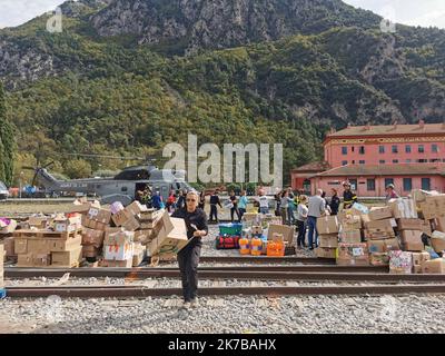 VaLc/Maxppp - Pont aérien à la gare de Breil sur Roya le 9 octobre 2020 afin de ravitailler les Villages alentours en denrées. Luftbrücke am Bahnhof Breil sur Roya, Südfrankreich, am 9. Oktober 2020, um die umliegenden Dörfer mit Lebensmitteln zu versorgen. Stockfoto