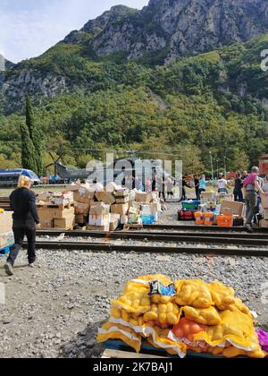 VaLc/Maxppp - Pont aérien à la gare de Breil sur Roya le 9 octobre 2020 afin de ravitailler les Villages alentours en denrées. Luftbrücke am Bahnhof Breil sur Roya, Südfrankreich, am 9. Oktober 2020, um die umliegenden Dörfer mit Lebensmitteln zu versorgen. Stockfoto