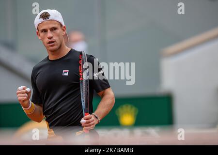 Aurelien Morissard / IP3; Diego SCHWARTZMAN (ARG) reagiert während seines Spiels gegen Rafael NADAL (ESP) auf dem Philippe Chatrier-Platz während des Halbfinales des French Open Tennisturniers bei Roland Garros in Paris, Frankreich, am 8.. Oktober 2020. Stockfoto