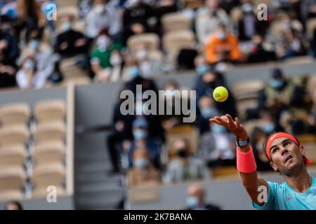 Aurelien Morissard / IP3; Rafael NADAL (ESP) dient während seines Spiels gegen Diego SCHWARTZMAN (ARG) auf dem Philippe Chatrier-Platz während des Halbfinales des French Open Tennisturniers bei Roland Garros in Paris, Frankreich, am 8.. Oktober 2020. Stockfoto