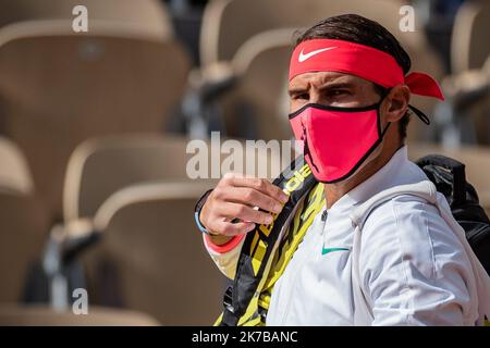Aurelien Morissard / IP3; Rafael NADAL (ESP) kommt zum Spiel gegen Diego SCHWARTZMAN (ARG) auf dem Philippe Chatrier-Platz während des Halbfinales des French Open Tennisturniers bei Roland Garros in Paris, Frankreich, am 8.. Oktober 2020. Stockfoto