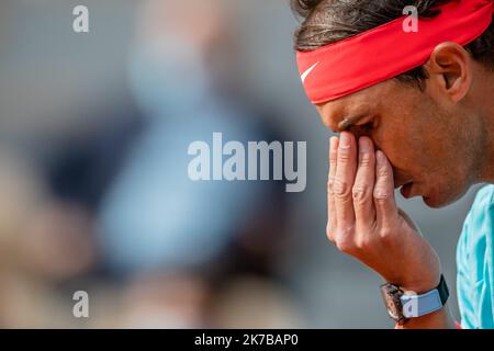 Aurelien Morissard / IP3; Rafael NADAL (ESP) dient während seines Spiels gegen Diego SCHWARTZMAN (ARG) auf dem Philippe Chatrier-Platz während des Halbfinales des French Open Tennisturniers bei Roland Garros in Paris, Frankreich, am 8.. Oktober 2020. Stockfoto