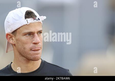 ©Sebastien Muylaert/MAXPPP - der Argentinier Diego Schwartzman reagiert während seines Halbfinalspiels der Männer gegen den Spanier Rafael Nadal am dreizehnten Tag der French Open 2020 bei Roland Garros in Paris, Frankreich. 09.10.2020 Stockfoto