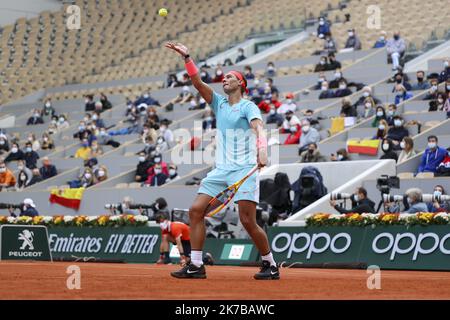 ©Sebastien Muylaert/MAXPPP - Rafael Nadal aus Spanien ist während seines Halbfinalspiels der Männer gegen Diego Schwartzman aus Argentinien am dreizehnten Tag der French Open 2020 bei Roland Garros in Paris, Frankreich, im Dienst. 09.10.2020 Stockfoto