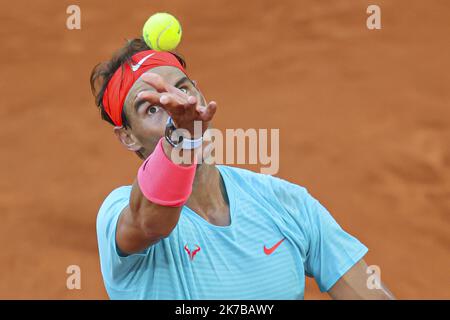 ©Sebastien Muylaert/MAXPPP - Rafael Nadal aus Spanien ist während seines Halbfinalspiels der Männer gegen Diego Schwartzman aus Argentinien am dreizehnten Tag der French Open 2020 bei Roland Garros in Paris, Frankreich, im Dienst. 09.10.2020 Stockfoto