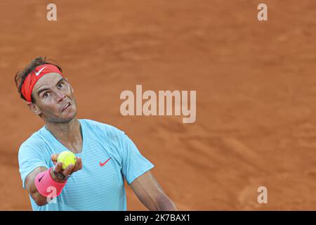 ©Sebastien Muylaert/MAXPPP - Rafael Nadal aus Spanien ist während seines Halbfinalspiels der Männer gegen Diego Schwartzman aus Argentinien am dreizehnten Tag der French Open 2020 bei Roland Garros in Paris, Frankreich, im Dienst. 09.10.2020 Stockfoto