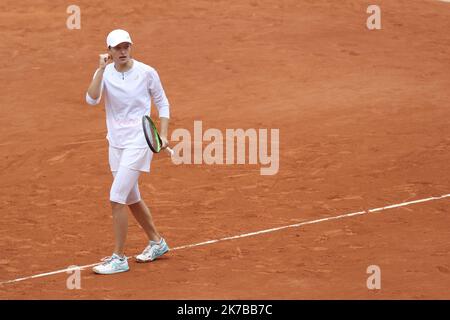 ©Sebastien Muylaert/MAXPPP - IGA Swiatek aus Polen reagiert während ihres Frauen-Einzelfinale gegen Sofia Kenin aus den Vereinigten Staaten von Amerika am 14. Tag der French Open 2020 bei Roland Garros in Paris, Frankreich. 10.10.2020 Stockfoto