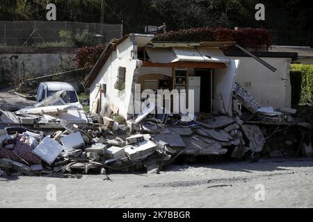 ©PHOTOPQR/NICE MATIN/Dylan Meiffret ; Tende ; 10/10/2020 ; TENDE, le 10/10/2020, Une maison éventrée par le torrent provqué par la Tempête Alex dans la Roya - 2020/10/10 Alex Sturmschäden in Südfrankreich. Stockfoto