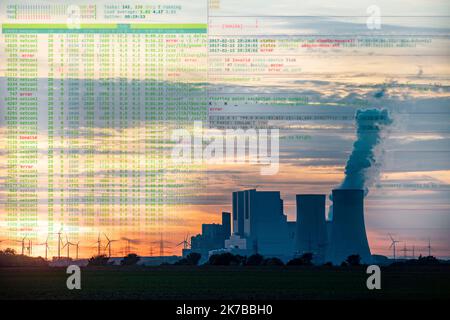 Symbolisches Bild kritische Infrastruktur, Blackout Danger, Cyberterrorism, das RWE Braunkohlekraftwerk Neurath, bei Grevenbroich, größtes deutsches Kraftwerk Stockfoto