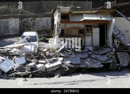 ©PHOTOPQR/NICE MATIN/Dylan Meiffret ; Tende ; 10/10/2020 ; TENDE, le 10/10/2020, Une maison éventrée par le torrent provqué par la Tempête Alex dans la Roya - 2020/10/10 Alex Sturmschäden in Südfrankreich. Stockfoto