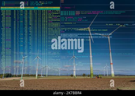 Symbolische Image kritische Infrastruktur, Blackout-Gefahr, Cyberterrorismus, Windpark bei Lichtenau, Windturbinen, Himmel, Wind, Sonne, NRW, Deutschland, Stockfoto