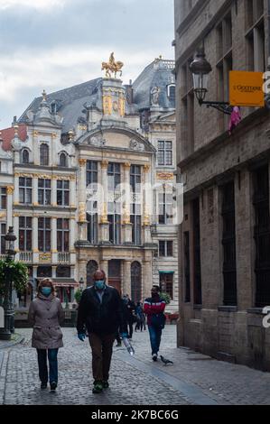 ©Nicolas Landemard / Le Pictorium/MAXPPP - Nicolas Landemard / Le Pictorium - 9/10/2020 - Belgique / Bruxelles - Personnes masquees sur la Grand Place. / 9/10/2020 - Belgien / Brüssel - Maskierte Menschen auf dem Grand Place. Stockfoto