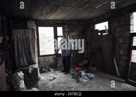 ©Adrien Vautier / Le Pictorium/MAXPPP - Adrien Vautier / Le Pictorium - 11/10/2020 - armenie / Haut-Karabach - Armo Gaspalyan, est proprietaire d'une petite epicerie a Stepanakert. UN dimanche, durant qu'il etait au marche, une bombe est tombee sur les maisons voisines. / 11/10/2020 - Armenien / Berg-Karabach - Armo Gaspalyan, besitzt ein kleines Lebensmittelgeschäft in Stepanakert. An einem Sonntag, als er auf dem Markt war, fiel eine Bombe auf benachbarte Häuser. Stockfoto