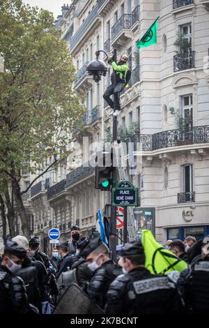 ©PHOTOPQR/LE PARISIEN/Fred Dugit ; Paris ; 13/10/2020 ; politische Paris VIie, le 13 octobre 2020 La nouvelle Action d’Extinction Rebellion Boulevard Saint-Germain tourne Court . Plus d’une centaine de manifest ont tenté de bloquer le Boulevard Saint-Germain devant le Ministère de l’environnement. Leur évacuation a débuté rapidement. Photo LP / Fred Dugit Extinction Rebellion Aktivisten von der Polizei umgeben. Evakuierung des Aussterbens Rebellion-Aktivisten nach einem Blockierungsversuch vor dem Ministerium für ökologischen Übergang. Paris, 13. Oktober 2020. Stockfoto