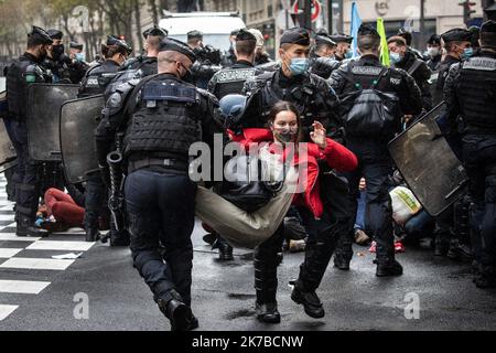 ©PHOTOPQR/LE PARISIEN/Fred Dugit ; Paris ; 13/10/2020 ; politische Paris VIie, le 13 octobre 2020 La nouvelle Action d’Extinction Rebellion Boulevard Saint-Germain tourne Court . Plus d’une centaine de manifest ont tenté de bloquer le Boulevard Saint-Germain devant le Ministère de l’environnement. Leur évacuation a débuté rapidement. Photo LP / Fred Dugit Extinction Rebellion Aktivisten von der Polizei umgeben. Evakuierung des Aussterbens Rebellion-Aktivisten nach einem Blockierungsversuch vor dem Ministerium für ökologischen Übergang. Paris, 13. Oktober 2020. Stockfoto